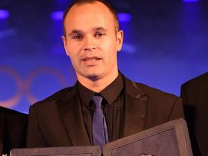 Bóng đá - Vượt qua Ronaldo, Iniesta giành giải Bàn chân Vàng