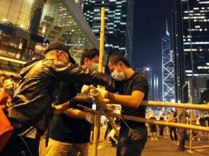 Tin tức trong ngày - Sinh viên Hong Kong hối hả dựng thêm "chiến lũy"