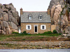 Đến Pháp xem ngôi nhà “mắc kẹt” giữa hai tảng đá