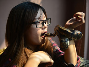 Bạn trẻ - Cuộc sống - Nữ sinh Báo chí với sở thích ''đá lưỡi'' hôn trăn