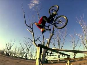 Thể thao - Ảo thuật gia xe đạp bay lượn ở "thị trấn huyền bí"