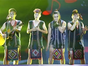 Ca nhạc - MTV - Dùng khăn Piêu làm khố, thí sinh X-Factor bị chỉ trích