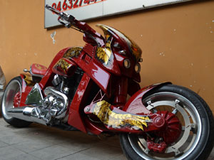 Ô tô - Xe máy - Mãn nhãn trước siêu mô tô dáng "khủng long" tại Hà Nội