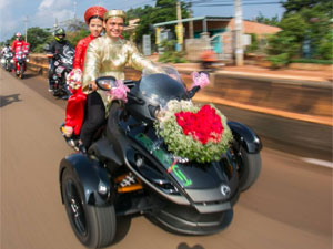 Bạn trẻ - Cuộc sống - Chú rể rước dâu bằng siêu mô tô 1,3 tỷ