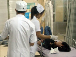 Pháp luật - Bệnh nhân bất ngờ đâm thủng bụng nữ y tá