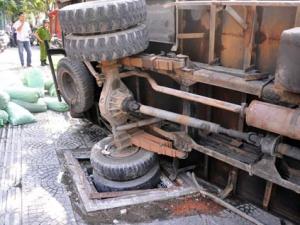Tin tức trong ngày - Xe lật đè chết người ở vỉa hè: Nắp cống bị sụp mới thay