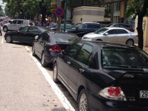 Tin tức trong ngày - Trông xe dưới lòng đường: Sở nói hay, quận bảo dở