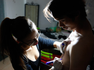 Bạn trẻ - Cuộc sống - Trắng đêm cùng nữ thợ xăm nghệ thuật Hà thành