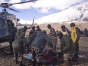 Tin tức trong ngày - Ảnh: Đưa xác nạn nhân vụ lở tuyết ở Nepal xuống núi