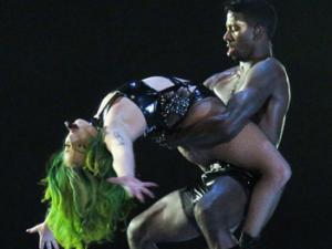Lady Gaga "nổi loạn" trên sân khấu