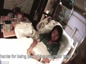Y tá gốc Việt nhiễm Ebola bật khóc khi chuyển viện