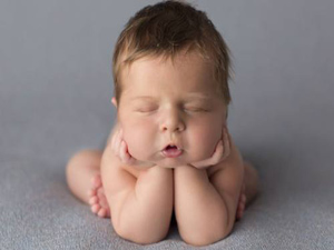 Cười 24h - Bật cười với tư thế ngủ "khó đỡ" của các nhóc tì