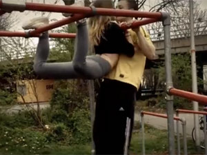 Thể thao - "Thông điệp tình yêu" qua tuyệt chiêu chống đẩy