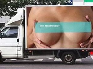 Biển quảng cáo ngực gây 500 vụ tai nạn 1 ngày