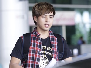 Ca nhạc - MTV - Hồ Quang Hiếu một mình về nước sau chuyến lưu diễn "bão táp"