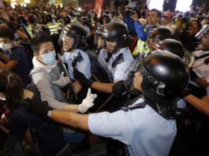 Tin tức trong ngày - Sinh viên Hong Kong chiếm lại trung tâm từ tay cảnh sát