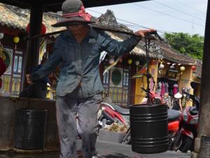 Tin tức trong ngày - "Thân cò” nhọc nhằn mưu sinh ở phố cổ Hội An