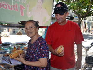 Du lịch - Đại sứ du lịch “chân đất” ở phố Hội