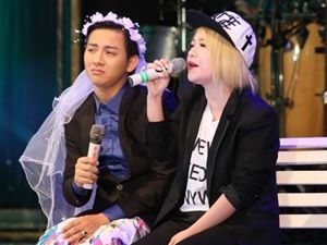 Ca nhạc - MTV - "Cô dâu" Hoài Lâm nũng nịu bên Mia "chuẩn men"