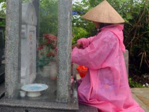 Tin tức trong ngày - Người phụ nữ "tâm sự" cho những nấm mồ bớt lạnh
