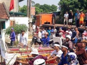 Pháp luật - Vụ treo cổ trong nhà giam: Mang "quan tài diễu phố"