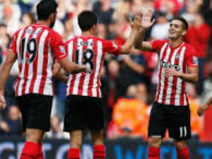 Bóng đá - Siêu phẩm "phản lưới" ở trận cầu điên rồ tại NHA