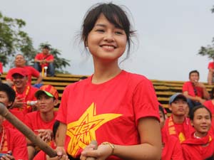 Bóng đá - CĐV nữ xinh đẹp, cụ già, em nhỏ cuồng nhiệt ở giải U21