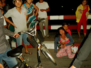 Pháp luật - Bị hiệp sĩ bắt, băng "nữ tặc" giả vờ ngất xỉu ăn vạ