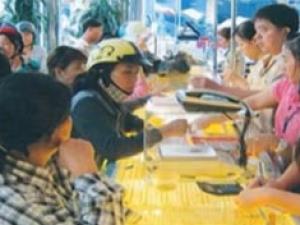 Tài chính - Bất động sản - Dân đổ xô đi bán vàng vì tin đồn thất thiệt