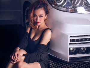 Ô tô - Xe máy - Người đẹp bikini khoe thân bốc lửa bên xe