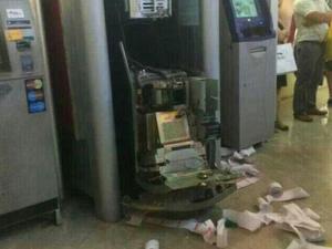 Tin tức trong ngày - TQ: Bị máy nuốt thẻ, người phụ nữ đập nát cả cây ATM