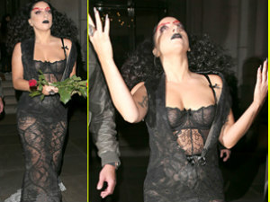 Hết hồn với Lady Gaga bụng ngấn mỡ trước thềm Halloween