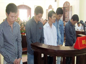 Pháp luật - Nghĩ mẹ ngoại tình, cùng bạn giết "người tình" của mẹ