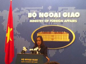 Tin tức trong ngày - Phản đối Trung Quốc xây sân bay trên Đá Chữ Thập