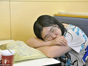 Bạn trẻ - Cuộc sống - Thất tình, cô gái ăn ngủ trong quán gà rán cả tuần