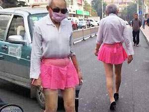 Bí quyết mặc đẹp - TQ: Cụ ông mặc váy ngắn, đi giày cao gót xuống phố