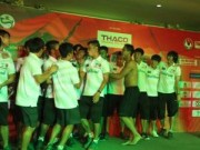 Bóng đá - Cầu thủ U19 HAGL trổ tài hát “Anh không đòi quà”