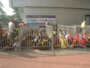 Thể thao - MotoGP: "Vật vã" 8 tiếng để xin chữ ký Rossi