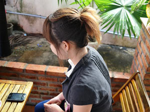 Pháp luật - Nữ nhân viên trại nấm bị đánh ghen, lột sạch áo quần