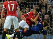 Bóng đá - Kéo người lộ liễu, MU thoát penalty