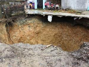 Tin tức trong ngày - Cận cảnh "hố tử thần" giữa đường ở Thanh Hóa