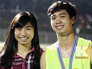 Bóng đá - Fan phát cuồng khi cầu thủ U19 tặng áo, khoe body