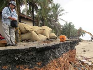Tin tức trong ngày - Biển đang “nuốt” di sản Hội An