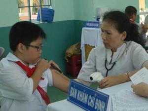 Tin tức trong ngày - 5 HS ngất xỉu sau tiêm vaccine: Phản ứng dây chuyền