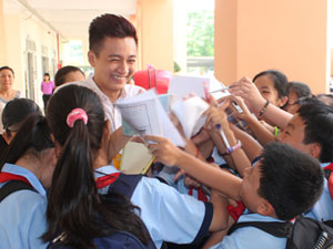 Ca nhạc - MTV - Ngô Kiến Huy bị khán giả nhí "bao vây"