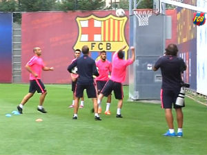 Thể thao - Messi ghi điểm bóng rổ theo kiểu tiki-taka bằng đầu