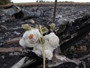 Tiếp tục tìm thấy thi thể nạn nhân nơi MH17 rơi