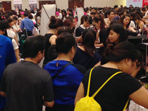 Thời trang - Chen lấn phát khóc tại "đại tiệc” xả hàng hiệu