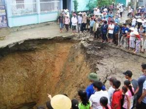 Tin tức trong ngày - Cấm nổ mìn, khoan giếng quanh khu vực “hố tử thần”
