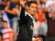 Bóng đá - CĐV ôm Ronaldo trên sân, HLV tung hô CR7 phi thường